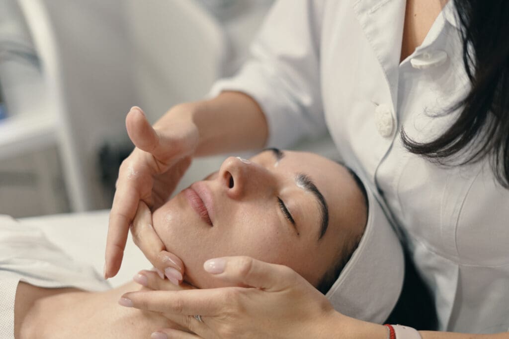 Harmonização facial deve ser avaliada por profissional da área.